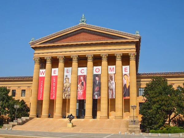 Wejście Filadelfijskiego Muzeum Sztuki Jasny Letni Dzień Błękitną Przestrzenią Kopiowania — Zdjęcie stockowe