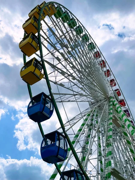 Jumbo Sized Ferris Wheel Ride Looms High Backdrop Blue Sky — Stock Photo, Image