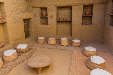 DAKHLA, EGYPT - 8 Şubat 2019: Dakhla vahasındaki El Kasr köyünde geleneksel kafe