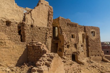 Dakhla vahasındaki Mut kasabasındaki eski çamur tuğlalı evler, Mısır
