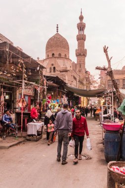 CAIRO, EGYPT - 29 Ocak 2019: Kahire, Mısır 'daki Maghribin Caddesi ve Ghanim al-Bahlawan camiinin akşam manzarası