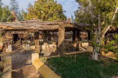 BAWitl, EGYPT - 5 Şubat 2019: Bahariya vahasındaki Badry Sahara Kampı manzarası, Mısır