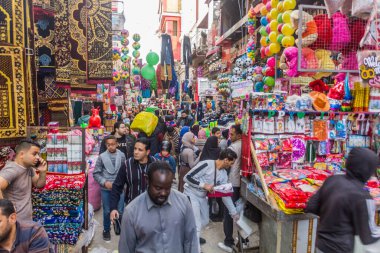 CAIRO, EGYPT - 26 Ocak 2019: Kahire, Mısır 'da işlek pazar caddesi
