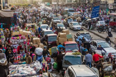 CAIRO, EGYPT - 26 HAZİRAN 2019: Kahire, Mısır 'da Yoğun Liman Said Caddesi