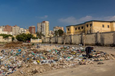 ALEXANDRIA, EGYPT - 2 Şubat 2019: İskenderiye, Mısır sokaklarında çöp
