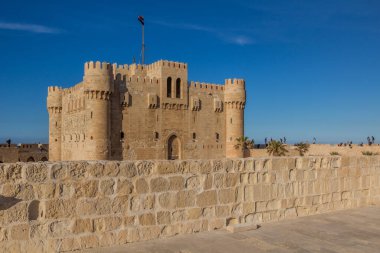İnsanlar İskenderiye, Mısır 'daki Qaitbey Kalesi' ni (Qaitbey Kalesi) ziyaret ediyor