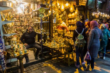 CAIRO, EGYPT - 26 Ocak 2019: Mısır 'ın tarihi merkezi Kahire' deki Al Moez caddesinde dükkan