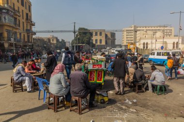 CAIRO, EGYPT - 1 Şubat 2019: Kahire, Mısır 'daki Ramses Tren İstasyonu' nun önündeki sokak yemekleri tezgahı