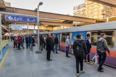 CAIRO, EGYPT - 30 HAZİRAN 2019: Kahire, Mısır 'daki Giza metro istasyonu