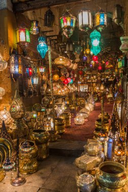CAIRO, EGYPT - 26 HAZİRAN 2019: Mısır 'ın tarihi merkezi Kahire' deki Al Moez caddesinde fener dükkanı