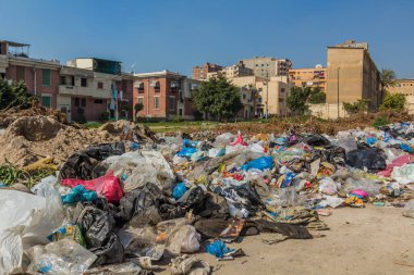 ALEXANDRIA, EGYPT - 2 Şubat 2019: İskenderiye, Mısır sokaklarında çöp