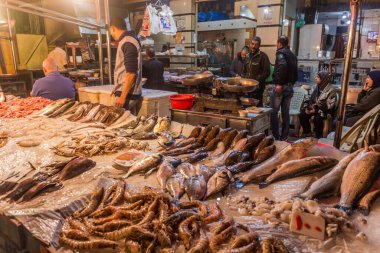 ALEXANDRIA, EGYPT - 1 Şubat 2019: İskenderiye, Mısır 'da bir balık tezgahının akşam manzarası