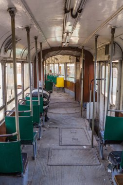 İskenderiye, Mısır 'da eski bir tramvaya bin.