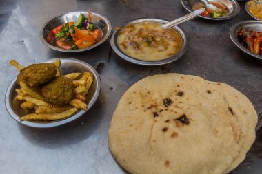 Mısır 'da sokak yemekleri - Ateşli falafel, salata, fasulyeden yakıt, ekmek