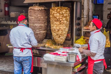 CAIRO, EGYPT - 26 HAZİRAN 2019: Kahire, Mısır 'daki Shawarma sokak yiyecek tezgahı
