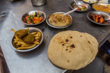 Mısır 'da sokak yemekleri - Ateşli falafel, salata, fasulyeden yakıt, ekmek