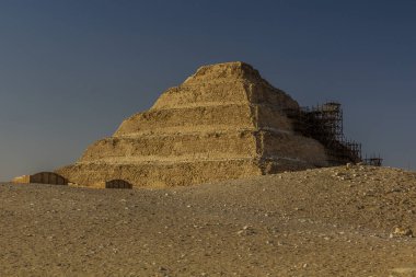 Mısır 'ın Saqqara şehrinde basamaklı Djoser Piramidi (Zoser)