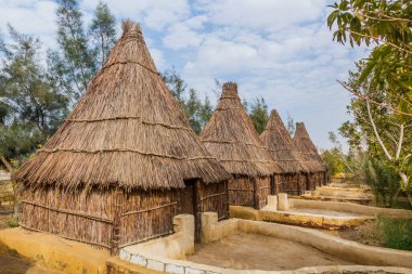 Bahariya vahasında bir çöl kampının kulübeleri, Mısır