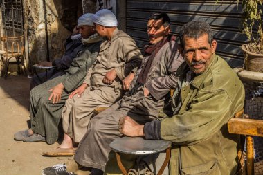 CAIRO, EGYPT - 29 Ocak 2019: Kahire, Mısır 'daki El-Hayamiya (Çadır Yapıcılar) caddesinde yerel adamlar