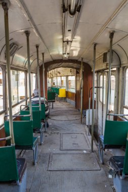 İskenderiye, Mısır 'da eski bir tramvaya bin.