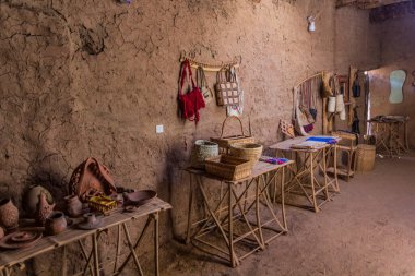 DAKHLA, EGYPT - FEBRUARY 8, 2019: Mısır 'ın Dakhla vahasındaki Al Qasr köyünde yerel ürünler sergisi