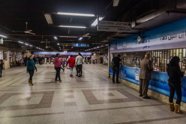 CAIRO, EGYPT - 26 HAZİRAN 2019: Kahire, Mısır 'da bir metro istasyonu görüntüsü