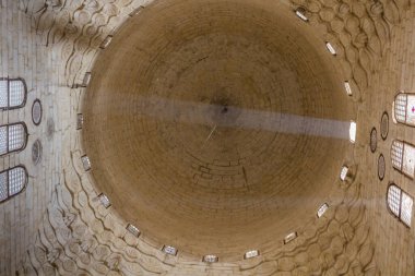 CAIRO, EGYPT - 29 HAZİRAN 2019: Mısır 'ın Kahire kentindeki Sultan al-Muayyad Camii' nin kubbesindeki ışık ışınları