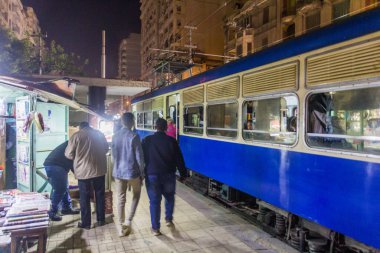 ALEXANDRIA, EGYPT - 1 Şubat 2019: İskenderiye, Mısır 'da bir tramvay durağının akşam manzarası