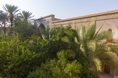 İran, Shiraz 'daki Khan Madrasa dini okulunun avlusunda..