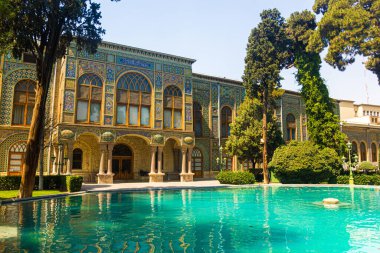 İran 'ın başkenti Tahran' daki Golestan Sarayı 'nda Gölet.