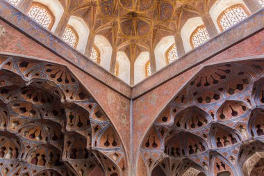 ISFAHAN, IRAN - 9 Temmuz 2019: İran 'ın İsfahan kentindeki Ali Qapu Sarayı' ndaki Müzik Salonu 'nun Dekorasyonları