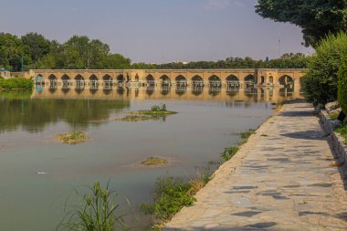 İran 'ın İsfahan kentindeki Joubi (Choobi) köprüsü
