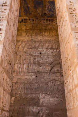 Mısır 'ın başkenti Theban Necropolis' te bulunan Medinet Habu 'nun (3.