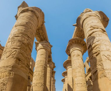Mısır, Karnak 'taki Amun Tapınağı' ndaki Büyük Hypostyle Salonu 'nun sütunları.