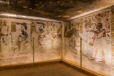 LUXOR, EGYPT - 20 Şubat 2019: Mısır 'ın Theban Necropolis kentindeki Krallar Vadisi' nde III.