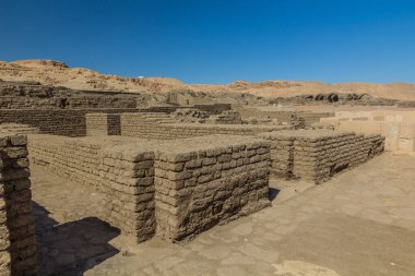 Mısır 'ın başkenti Theban Necropolis' te Ramesseum 'u (2. Ramses Morg Tapınağı) çevreleyen duvar yıkıntıları