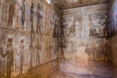 LUXOR, EGYPT - 18 Şubat 2019: Theban Necropolis, Mısır 'daki Deir el-Medine Tapınağı
