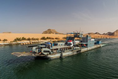 NASSER GÖLÜ: 22 Şubat 2019: Mısır, Nasser Gölü 'nden geçen bir feribotta kamyonlar