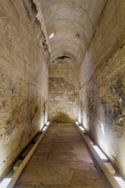 ABYDOS, EGYPT - 19 Şubat 2019: I. Seti Tapınağının İçi (Büyük Abydos Tapınağı), Mısır