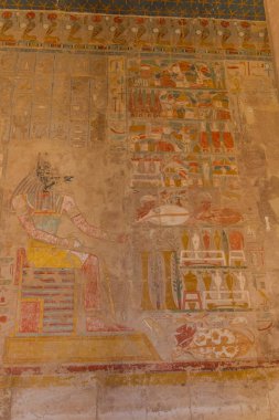 LUXOR, EGYPT - 18 Şubat 2019: Luxor 'un Batı Şeria' sındaki Hatshepsut Tapınağı 'nda Anubis tanrısı