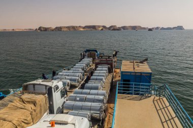 Mısır, Nasser Gölü 'nden geçen bir feribotta kamyonlar.