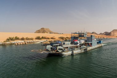 NASSER GÖLÜ: 22 Şubat 2019: Mısır, Nasser Gölü 'nden geçen bir feribotta kamyonlar