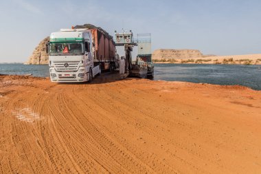 22 Şubat 2019, Mısır, Nasser Gölü 'nden geçen bir feribot.