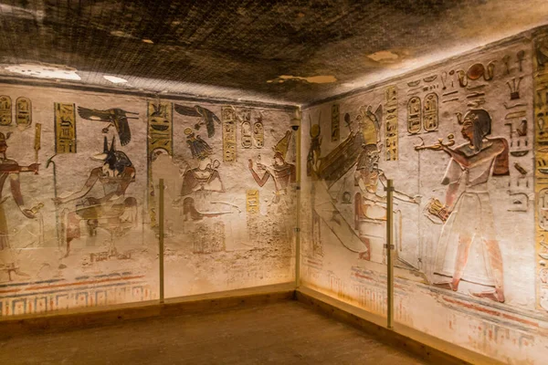 LUXOR, EGYPT - 20 Şubat 2019: Mısır 'ın Theban Necropolis kentindeki Krallar Vadisi' nde III.