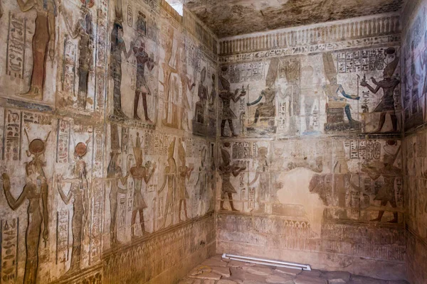 LUXOR, EGYPT - 18 Şubat 2019: Theban Necropolis, Mısır 'daki Deir el-Medine Tapınağı