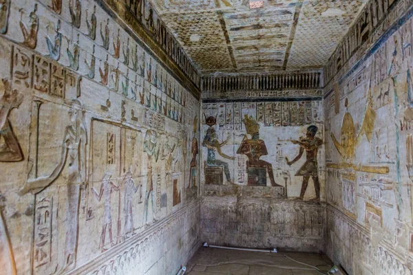 LUXOR, EGYPT - 18 Şubat 2019: Theban Necropolis, Mısır 'daki Deir el-Medine Tapınağı