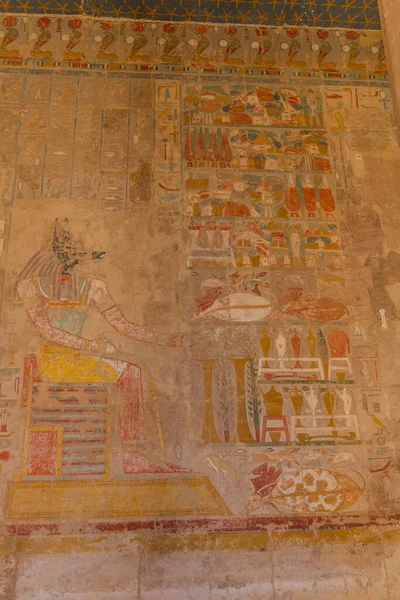 LUXOR, EGYPT - 18 Şubat 2019: Luxor 'un Batı Şeria' sındaki Hatshepsut Tapınağı 'nda Anubis tanrısı