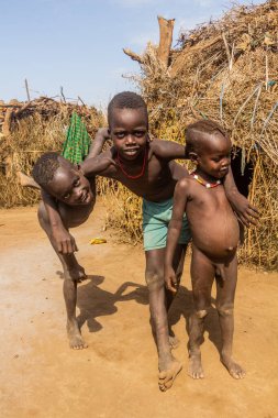 OMORATE, ETHIOPIA - 5 Şubat 2020: Daasanach kabile çocukları Omorate, Etiyopya yakınlarındaki köylerinde