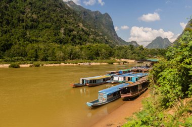 Laos 'taki Muang Ngoi Neua köyündeki Nam Ou Nehri' nde tekneler.