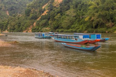 Muang Khua kasabasındaki Nam Ou Nehri 'nde tekneler, Laos